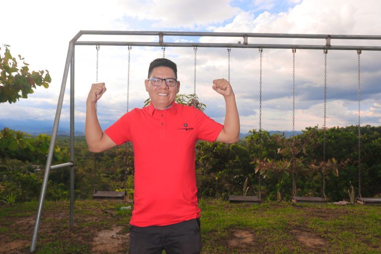 Misael Serna Villar en actividad de campaña en Aucayacu