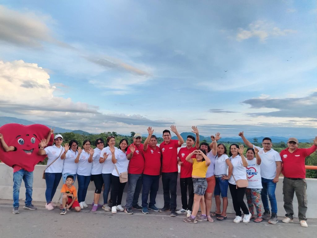 Misael Serna con la comunidad de Aucayacu